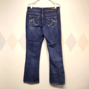 Maurices medium wash jeans with embroidered back pockets size 7/8 Short